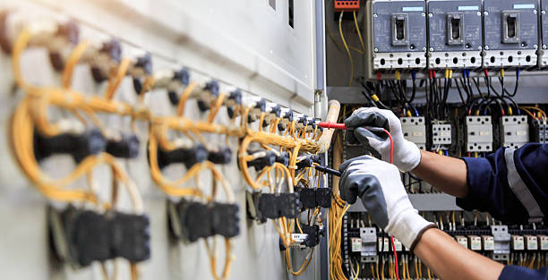 Professional Electrician technician working in Beardstown, IL